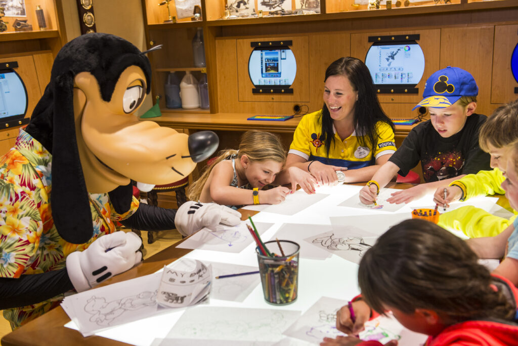 Children drawing with Goofy in a DCL kids club activity