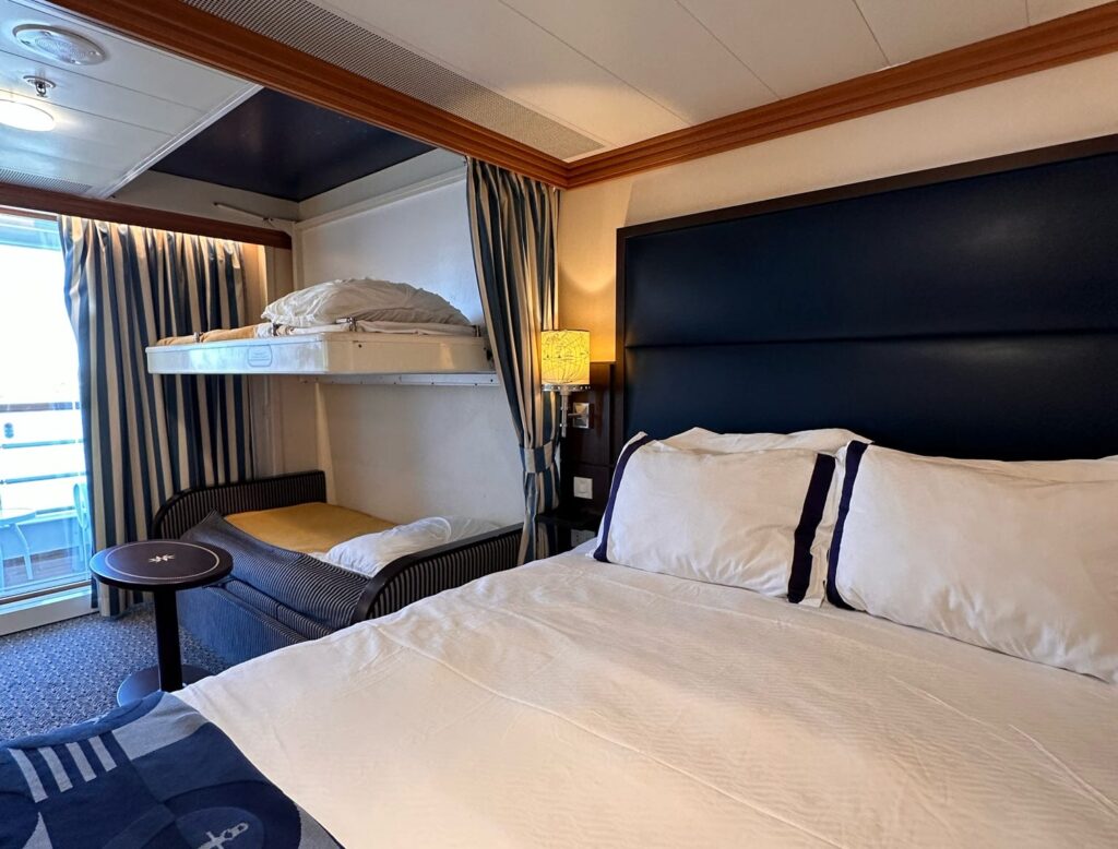 layout of Deluxe family Oceanview stateroom on Disney Magic